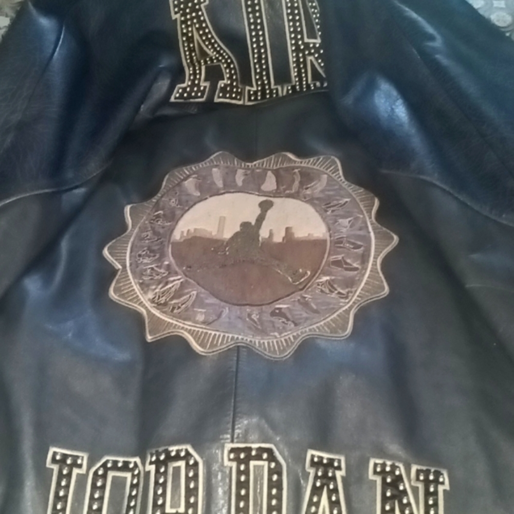 Michael Jordan jacket broken zipper  lil worn on bottom of sleeves